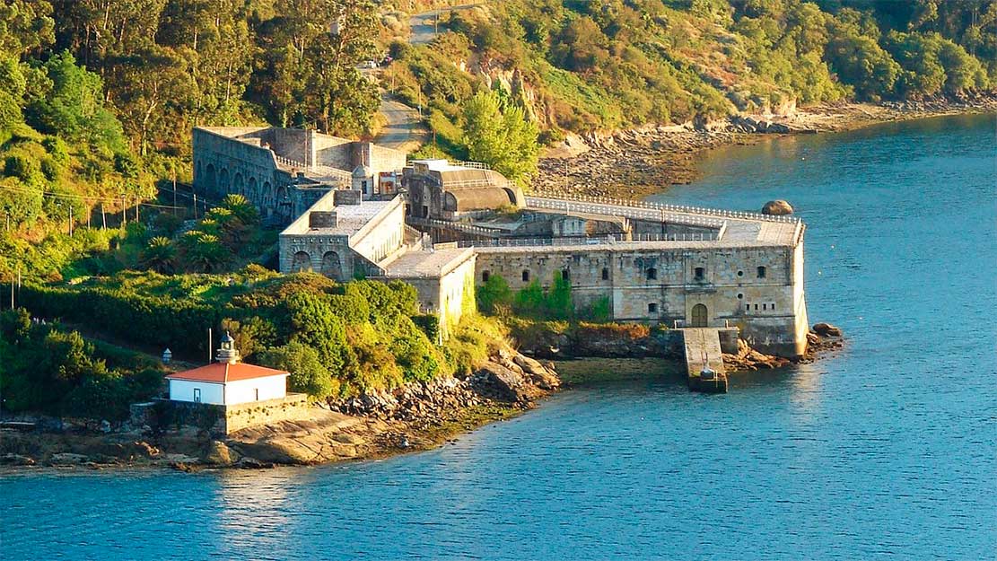 Castillo de la Palma en la ría de Ferrol con fortaleza histórica junto al mar