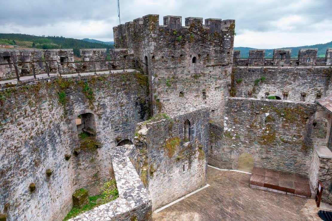 Castillo de Moeche Castillo de Moeche con murallas y torres medievales en la comarca de Ferrolterra