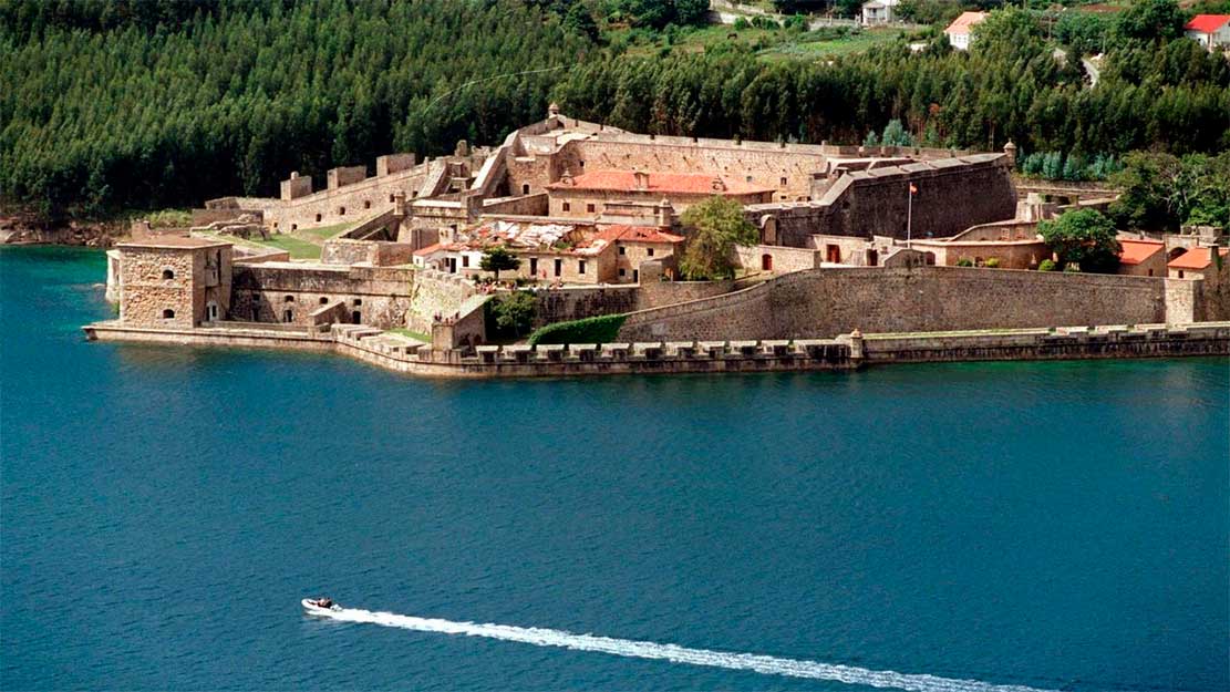 Castillo de San Felipe en la ría de Ferrol con fortaleza histórica junto al mar