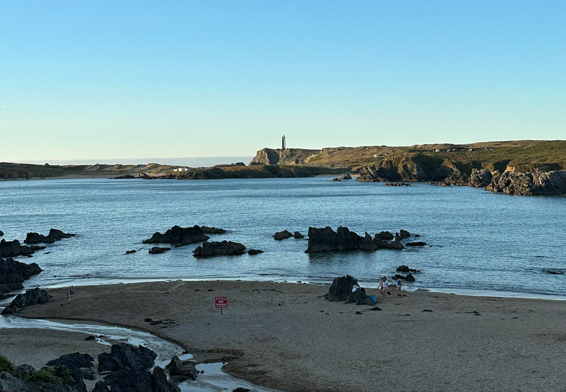 Faro da Frouxeira desde la praia Do Río Faro da Frouxeira desde la praia Do Río