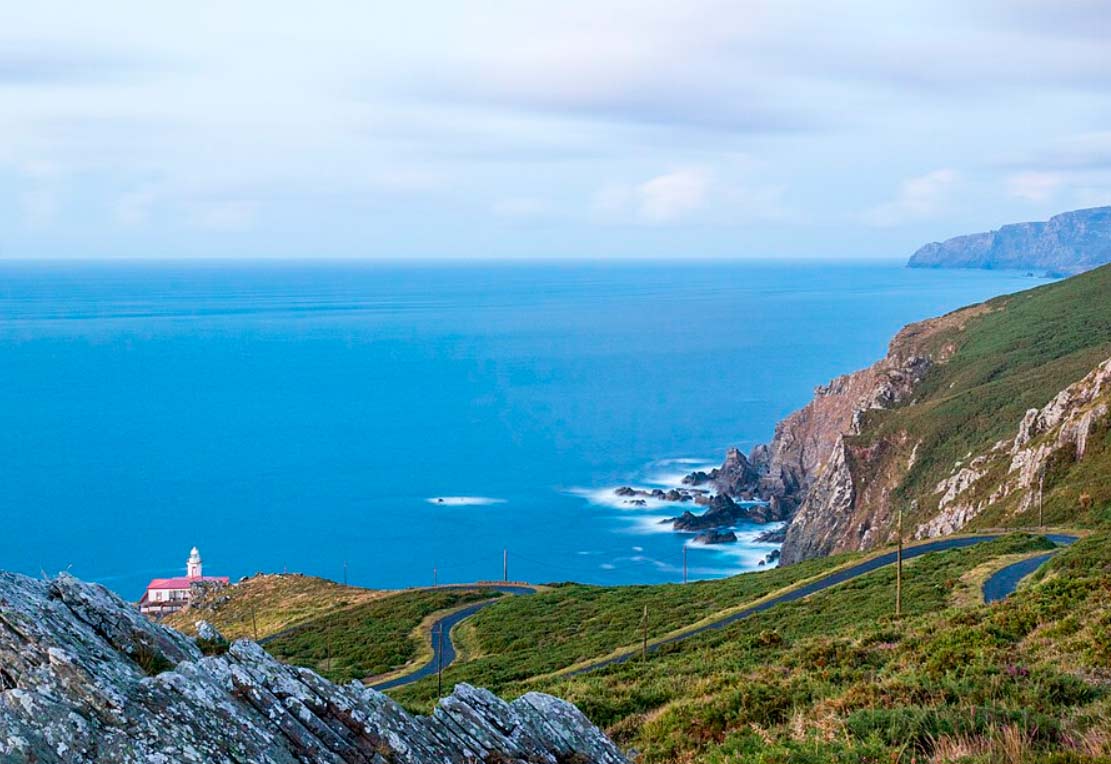 Punta Candieira en Cedeira con el faro y los acantilados de la Serra da Capelada frente al océano Atlántico