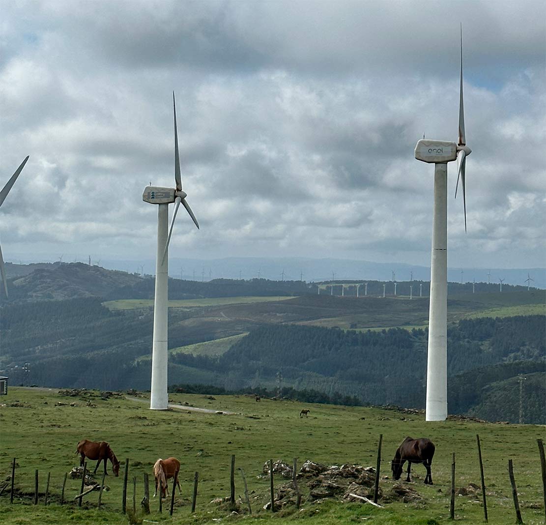Parque eólico de San Andrés de Teixido en la Serra da Capelada con aerogeneradores sobre las montañas