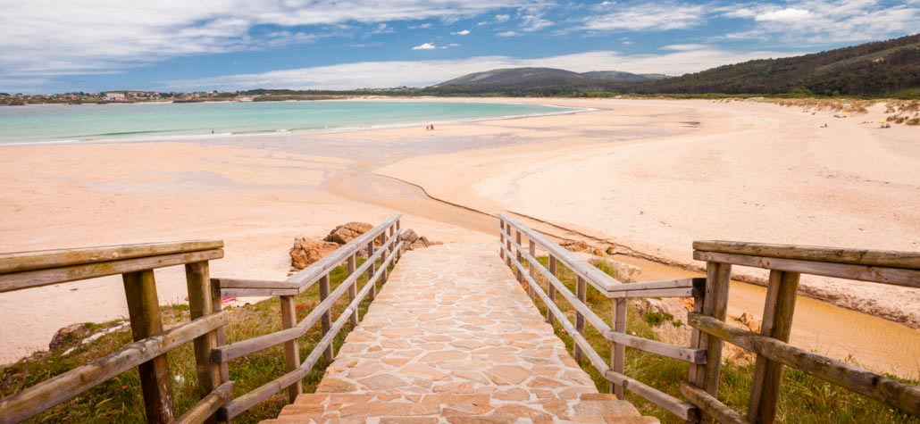 Praia de San Xurxo en Ferrol con pasarela de madera y vista panorámica de la playa y el océano Atlántico