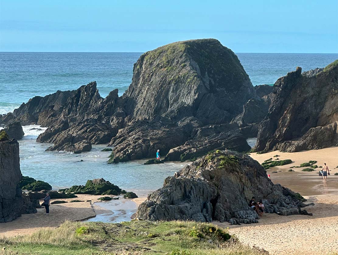 Praia Pequena de Valdoviño Praia Pequena de Valdoviño con formaciones rocosas y cala natural en la costa atlántica de Galicia