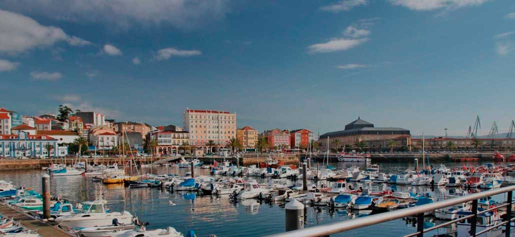 Puerto deportivo de Ferrol con barcos y paseo marítimo junto a la ría