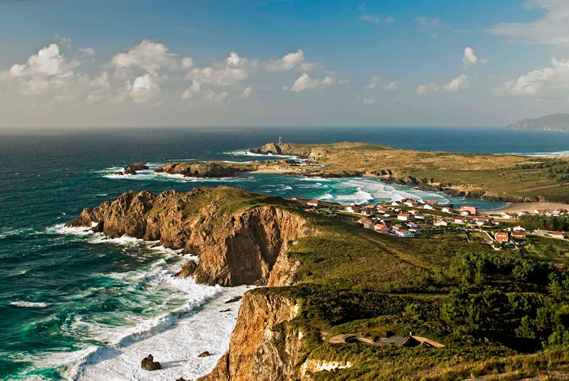 Ruta de Monte da Vela en Valdoviño con acantilados y vistas al océano Atlántico